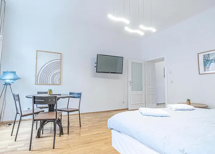 Comfortable 2br Next To Vibrant Center Apartamento *